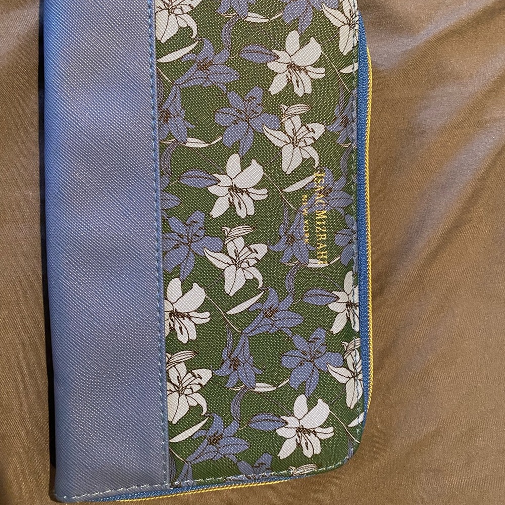 Isaas Mizrahi Makeup/Makeup brush holder